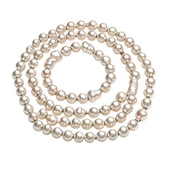 Fototapeta premium Elegant String of Pearls on a Soft Background for Fashion and Jewelry Themes