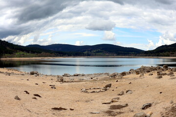 Der Schluchsee im Schwarzwald bei Niedrigwasser