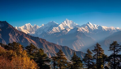 Obraz premium beautiful majestic dhauladhar range of himalayas captured in dharamshala with telephoto lens