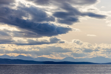 Obraz premium Serene Landscape With Mountains and Clouds Over Ocean in BC, Canada