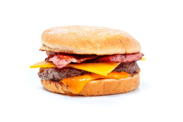 hamburger fait maison, boeuf, bacon, cheddar - photographie studio - fond blanc