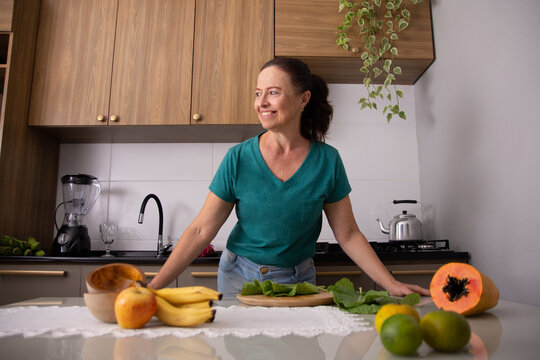 mulher de 50 anos na cozinha estilo de vida saud&aacute;vel