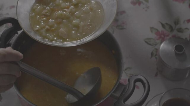 Servindo Sopa