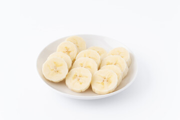 お皿に盛りつけたバナナの輪切り