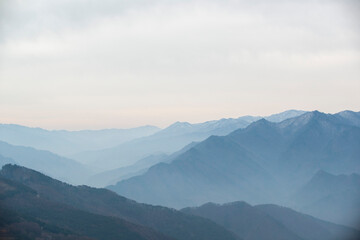 겹겹이 쌓여있는 안개 낀 산능선.