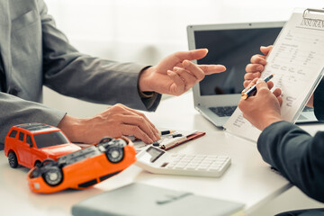 The car dealer informs the customer of the insurance details and car rental information and signs the accident insurance contract.