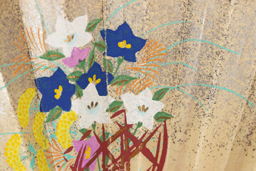 金吹雪に白と青色キキョウ花柄入りのアンティーク扇子の部分テクスチャー