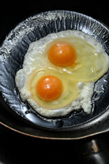 目玉焼き　キッチン　フライパン