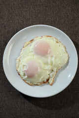 白い皿と目玉焼き