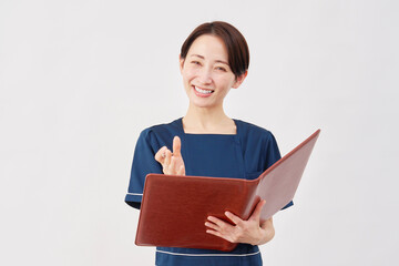 Obraz premium 女性 美容看護師 問診 白背景
