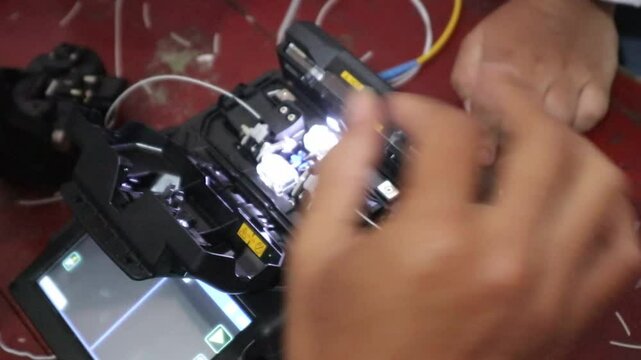 Connecting fiber optic cables with a fusion splicer