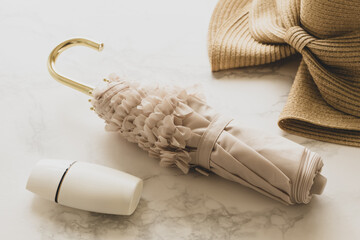 折りたたみ日傘と日焼け止め　夏の紫外線対策