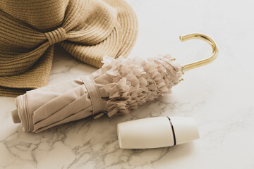 折りたたみ日傘と日焼け止め　夏の紫外線対策