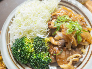 豚の生姜焼きと野菜の彩りプレート