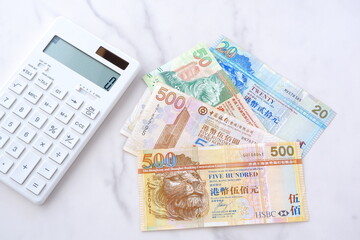 香港の通貨、香港ドル（HKD）の紙幣と電卓
