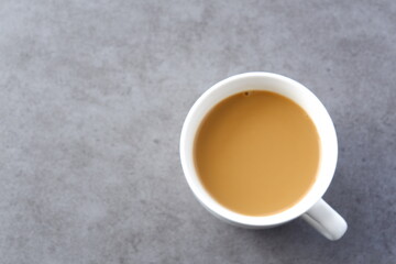 淹れたてのコーヒー（カフェラテ）が入ったマグカップを、真上から俯瞰した画像
