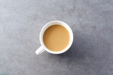 淹れたてのコーヒー（カフェラテ）が入ったマグカップを、真上から俯瞰した画像
