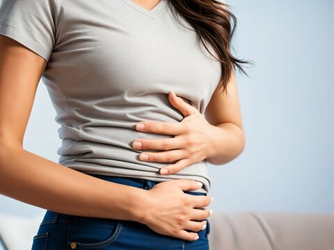 Malattia, pena, dolore: donna con le mani sil ventre per il dolore, sofferenza fisica