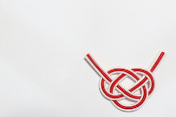 紅白の水引飾り　あわじ結び　白背景