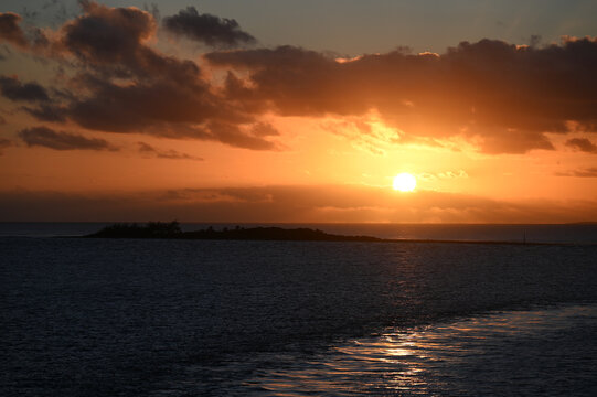 Coucher de soleil &agrave; Tahiti en Polyn&eacute;sie