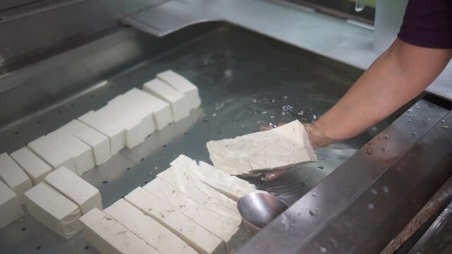 市場で売っている新鮮な豆腐　Fresh tofu sold at the market