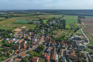 Die mittelfränkische Gemeinde Burgfarrnbach, Stadtteil von Fürth im Luftbild
