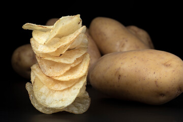 fritte con patate sullo sfondo su fondo nero 