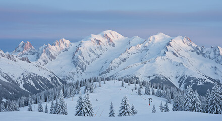 Fototapeta premium Majestic Winter Mountain Range: Snowcapped Peaks and Alpine Scenery