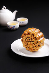  plate of mooncake with beautiful ornaments