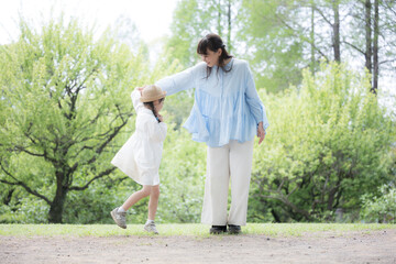 ママと子供の幸せのイメージ　一緒に仲良くダンスをして踊る