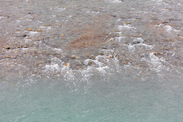 Obraz premium The water is clear and the rocks are scattered throughout the area