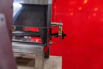 Machine industrielle en fonctionnement dans une usine. 