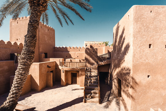 Innenhof einer historischen Festung mit Palme und Treppe