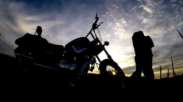 silhueta de moto com casal livre na estrada 