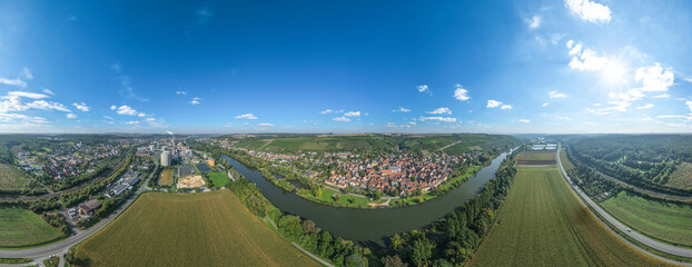 Das Maintal bei Frickenhausen im unterfränkischen Kreis Würzburg aus der Vogelperspektive