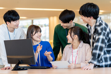 オフィスで働く若いエンジニア　撮影協力：学校法人電波学園　東京電子専門学校