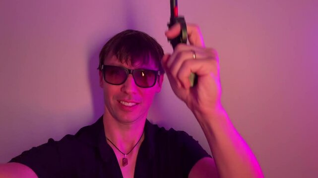 homem com arma de fogo 