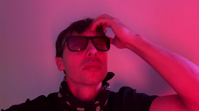 homem em festa com luzes coloridas a noite 