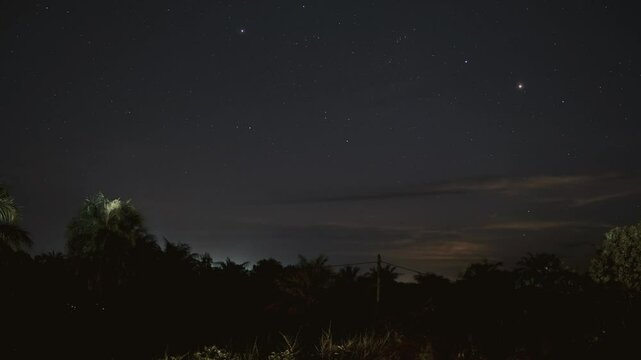 Timelapse artistique de la nuit &agrave; travers les &eacute;toiles au S&eacute;n&eacute;gal &mdash; rayons lumineux c&eacute;lestes dans le ciel nocturne africain, ambiance mystique et po&eacute;tique sous la vo&ucirc;te &eacute;toil&eacute;e