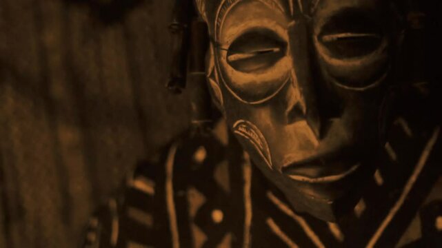 Danse rituelle nocturne avec masques Dogon autour d’un feu — scène mystique et culturelle en Afrique de l’Ouest avec gros plans sur les masques et les flammes traditionnelles