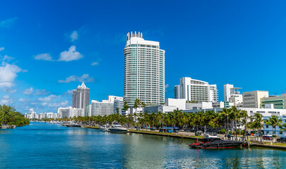Obraz premium A view from 41st Street up Indian Creek in South Beach in Miami in springtime