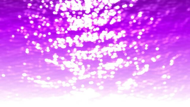 Vue en hauteur sur des points lumineux de reflets du soleil sur l'eau avec effet flou d'objectif et teinte nuanc&eacute;e aux tons violet et mauve