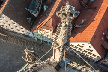 Ausblick vom Hauptturm der Reutlinger Marienkirche mit Fialen auf Häuserzeile mit Giebelseiten und menschenleere Einkaufsstraße
