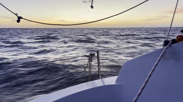 Velejando durante o p&ocirc;r do sol