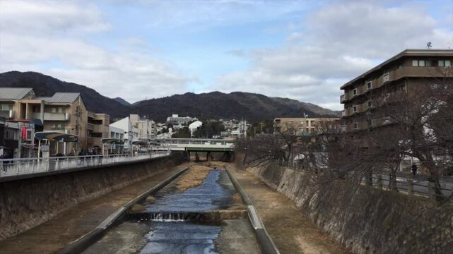 芦屋川中流の河川敷。	