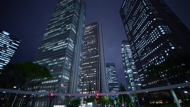 ビジネス街・高層ビル群　ワイド夜景　ジンバル　ドリー撮
