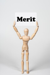 メリットのカードを持ったデッサン人形