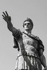 Obraz premium Historic Statue of Dignified Emperor in Ornate Armor and Commanding Gesture a Timeless Sculpture