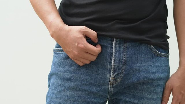 Man has itchy genitals due to fungus.
