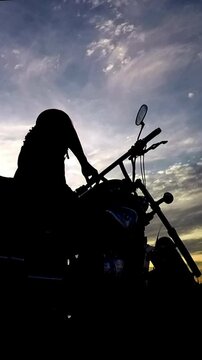 silhueta de motociclista com moto 